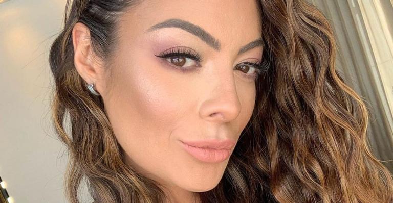 Ex-BBB Monique Amin ostenta corpão ao posar de biquíni: ”Look faxina”