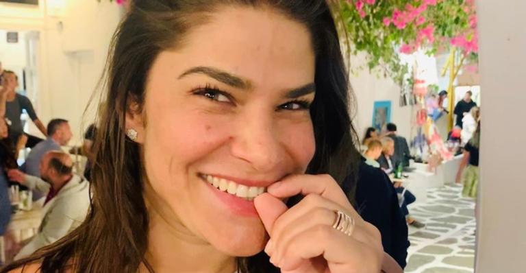 Priscila Fantin surge de cara lavada tomando um sol em casa e fãs elogiam: ”Mulher maravilhosa”