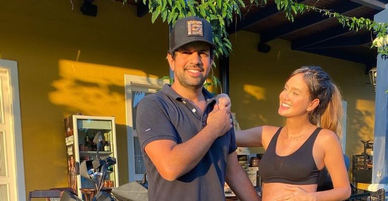 Na reta final da gravidez, mulher de Sorocaba exibe barriguinha ao lado do sertanejo