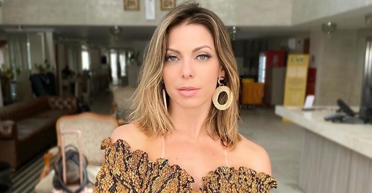 Sheila Mello posta foto e relembra trabalho em famosa rede de fast food