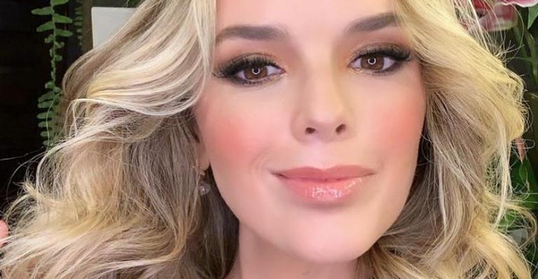 Thaeme Mariôto mostra look do dia de Liz e encanta web: ”Quem tá precisando de uma jardineira?”