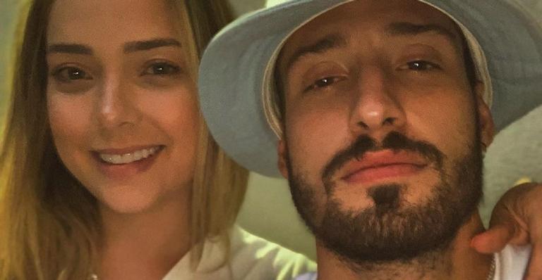 Vinicius Martinez, marido de Carol Dantas, posa com uma chupeta na boca e tenta provar um ponto