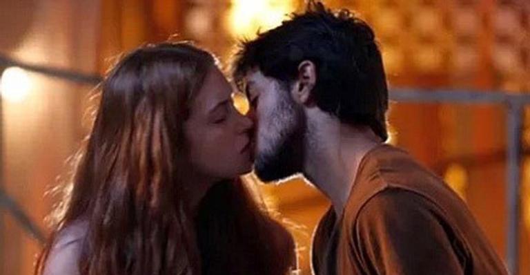 Eliza conhece o amor e troca beijo apaixonado em ‘Totalmente Demais’