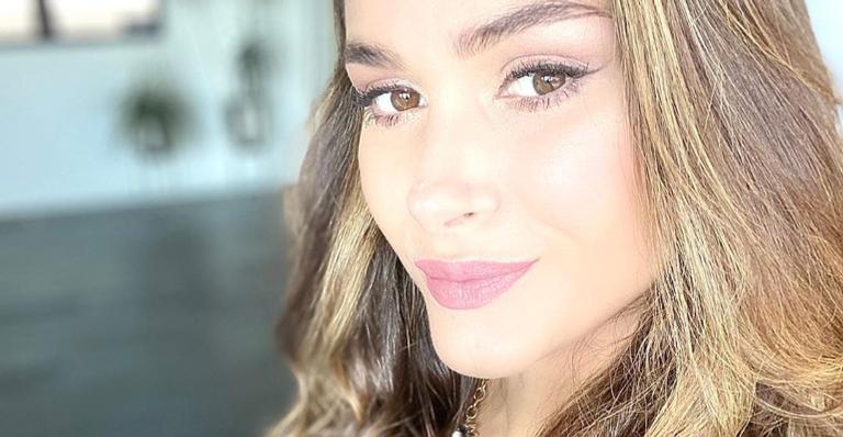 Fernanda Machado posa usando máscara e exibe barrigão de 7 meses