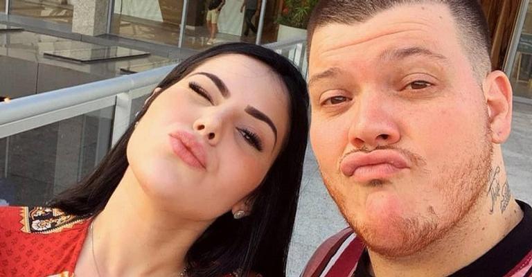 Ferrugem compartilha clique romântico com a esposa e se declara: ”Nos dando amor”