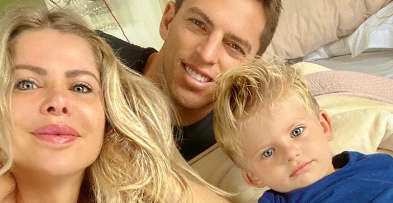 Karina Bacchi decide limpar seu guarda-roupa com a ajuda de Amaury Nunes e Enrico e diverte a web