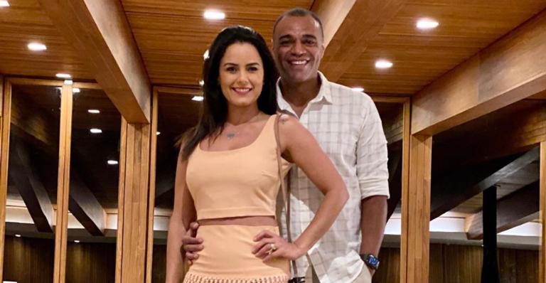 Luciele di Camargo faz brincadeira com Denilson e confessa: ”Acho que o tiro saiu pela culatra”