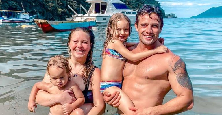Rafael Cardoso leva filhos para tomarem banho de chuva e encanta internautas