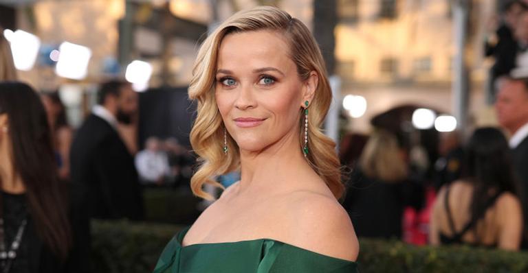 Reese Witherspoon doa 250 vestidos grifados