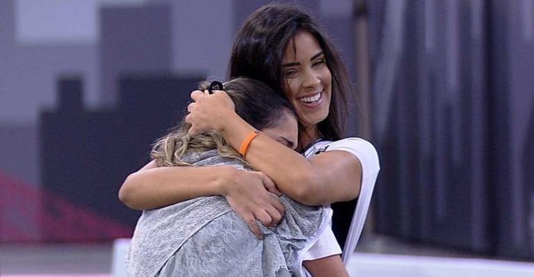 BBB20: Tiago Leifert faz brincadeira com Gizelly e sister chora: ”Não tem mais festa do líder”