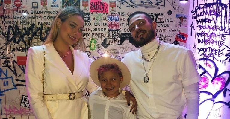 De quarentena, Vinicius Martinez e o enteado, Davi Lucca, brincam com pipas e encantam a web