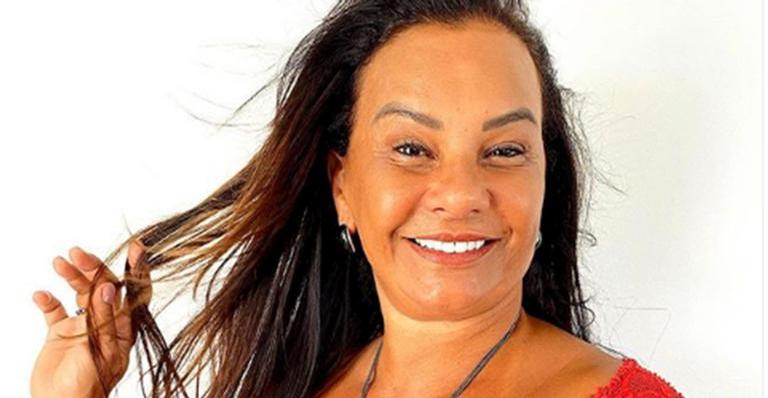 Aos 62 anos, Solange Couto é flagrada de biquíni e curvas chamam atenção
