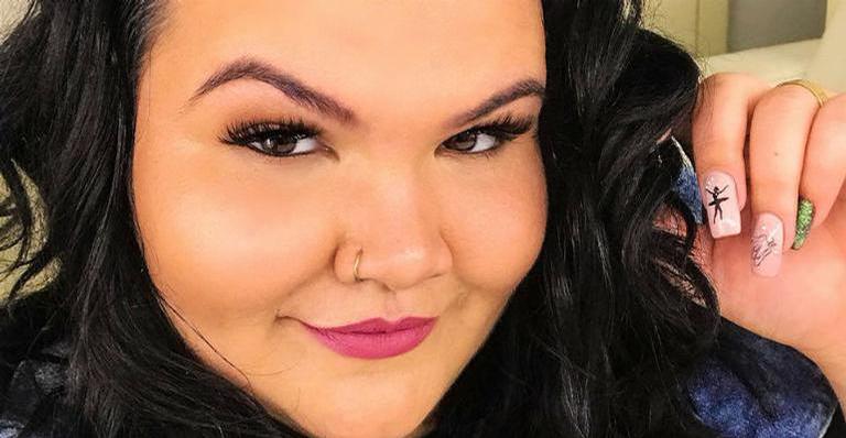 Bailarina plus size empina bumbum de biquíni fio dental e rouba a cena na praia