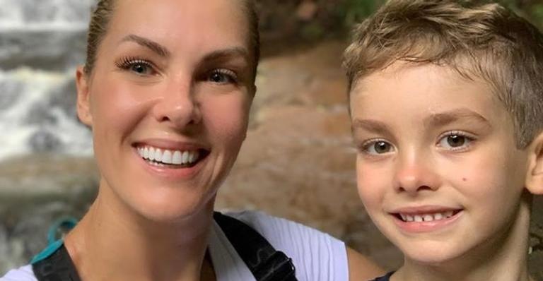 Em quarentena, Ana Hickmann faz biscoitos com o filho: ”Nossos dias em casa”