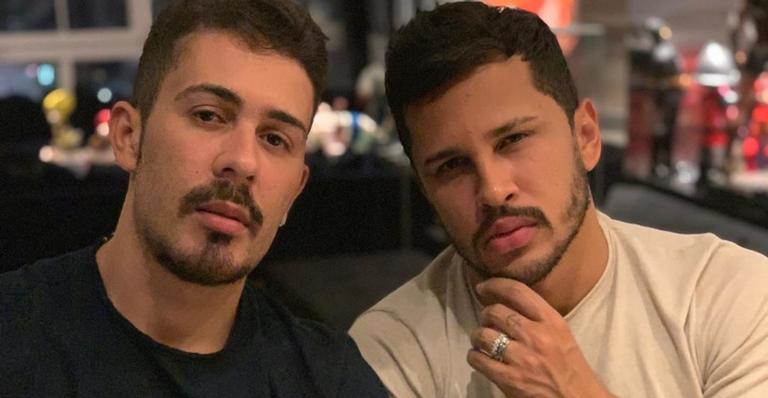 Carlinhos Maia aproveita banho de piscina ao lado do marido e encanta web