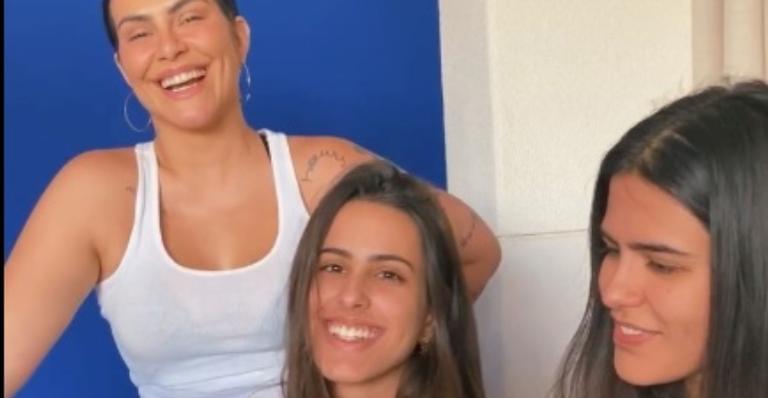 Cleo surge cantando com as irmãs e encanta web: ”Salvou o dia”