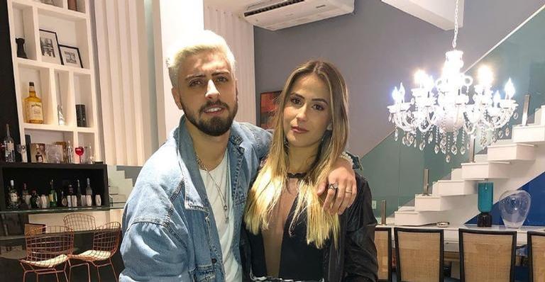 Após anunciar que será papai, Eike Duarte posta clique da namorada exibindo o barrigão e encanta