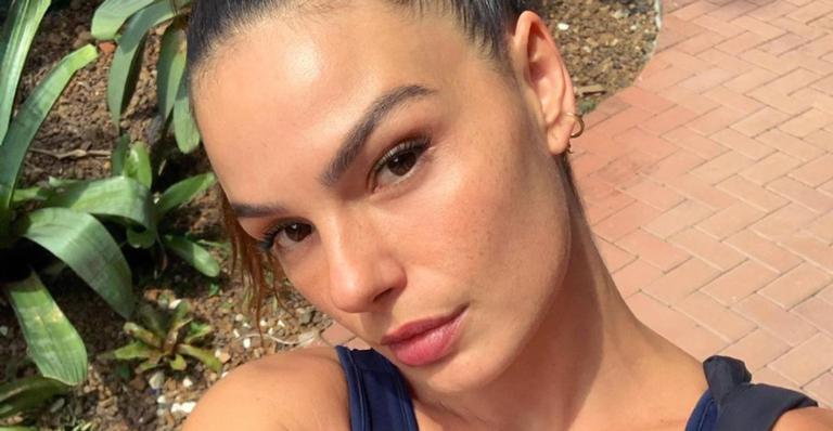 Isis Valverde compartilha receitinha para os seguidores com clique cozinhando com o filho