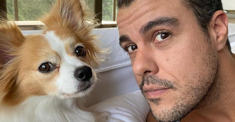 Joaquim Lopes encanta seguidores ao posar ao lado de cachorrinho: ”Que fofurinha!”