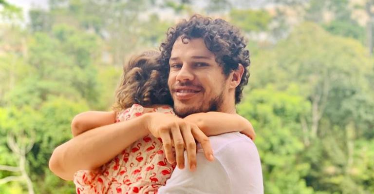 José Loreto mostra a filha fazendo arte com tintas e encanta internautas