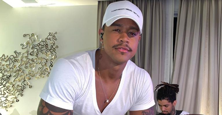 Sem camisa, Léo Santana surge esbanjando boa forma e esquenta web: ”Gatão”