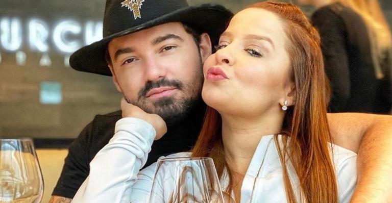Após live de Jorge e Mateus, Maiara flagra Fernando dormindo em banheiro: ”Teste pro casamento”