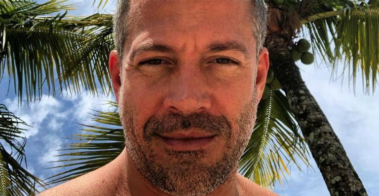 Malvino Salvador posa em selfie e fãs disparam: ”Belíssimo”