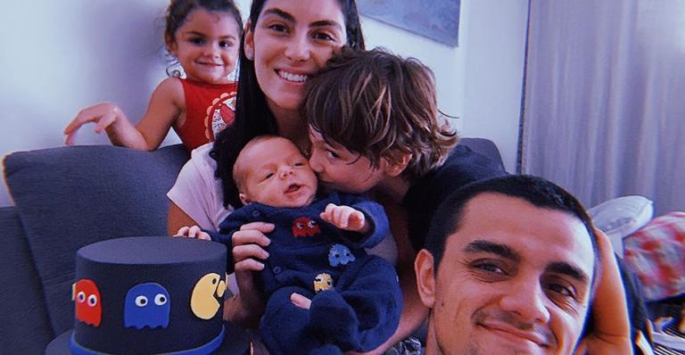 Mariana Uhlmann, esposa de Felipe Simas, exibe correria da rotina: ”Eu tô correndo com o almoço”