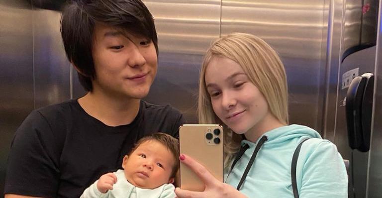 Pyong Lee mostra a esposa, Sammy, dormindo com o filho, e brinca: ”Jake pegou meu lugar”