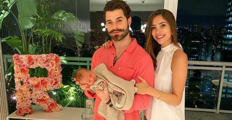 Romana Novais, esposa de Alok, surge me momento íntimo com o filho: ”Bezerrinho”