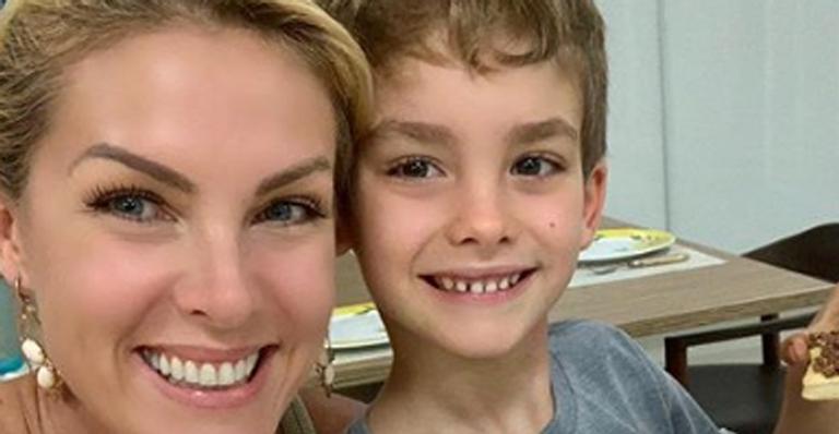Ana Hickmann compartilha momento de carinho com o filho: ”Ursinho”