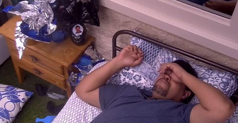 BBB 20: Em noite de eliminação, Babu chora com saudade da família: ”Vai valer a pena”