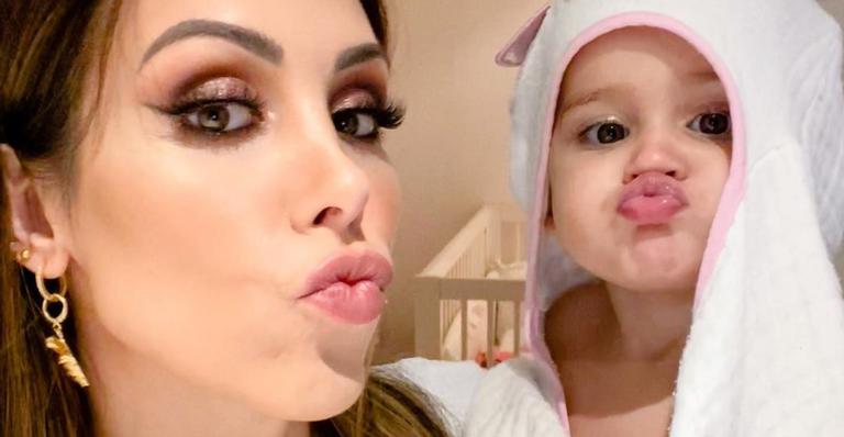 Bella Falconi mostra filha caçula aproveitando a hora do banho e encanta internautas