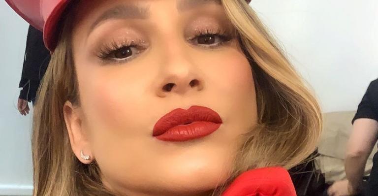 Claudia Leitte reúne sua banda virtualmente para cantar música icônica e emociona os internautas