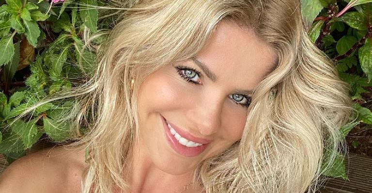 De quarentena, Karina Bacchi aparece com um copão de drink na mão e arranca risadas dos internautas