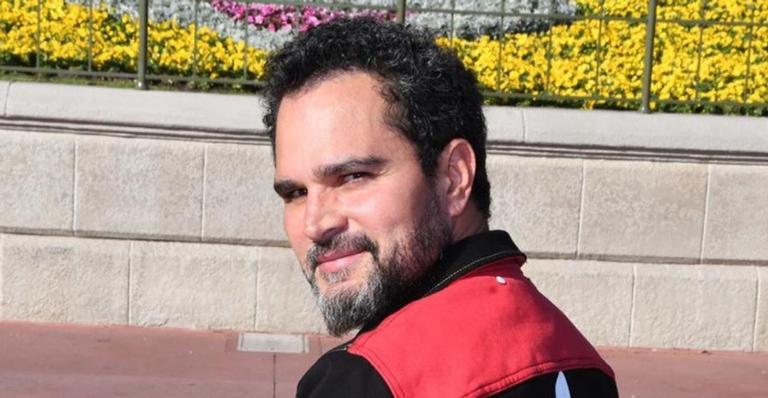 Luciano Camargo relembra show e reflete sobre o isolamento: ”É necessário”