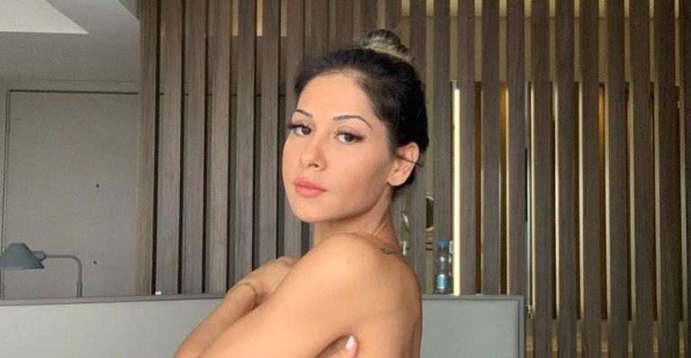 Fazendo topless, Mayra Cardi deixa corpão à mostra e brinca: ”Essa cara de plenitude é fake”
