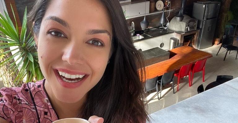 Thais Fersoza surge sem maquiagem ao publicar foto tirada pela filha: ”Toda envergonhada”