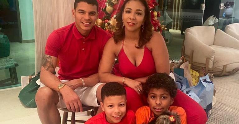 Thiago Silva surge brincando com a esposa e os filhos e encanta web: ”Futebol em família”