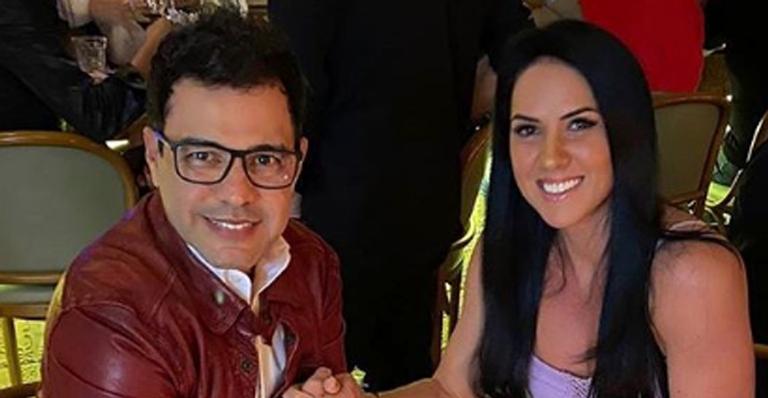 Zezé Di Camargo mostra homenagem de Graciele Lacerda no espelho do banheiro