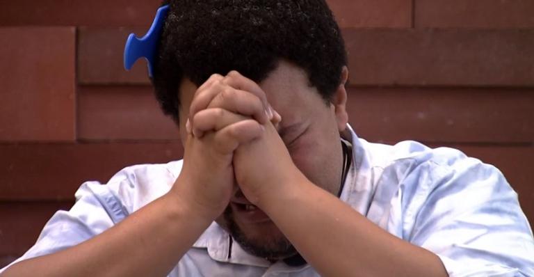 BBB20: Após noite de eliminação, Babu cai no choro e agradece: ”Eu não estou sozinho aqui não”