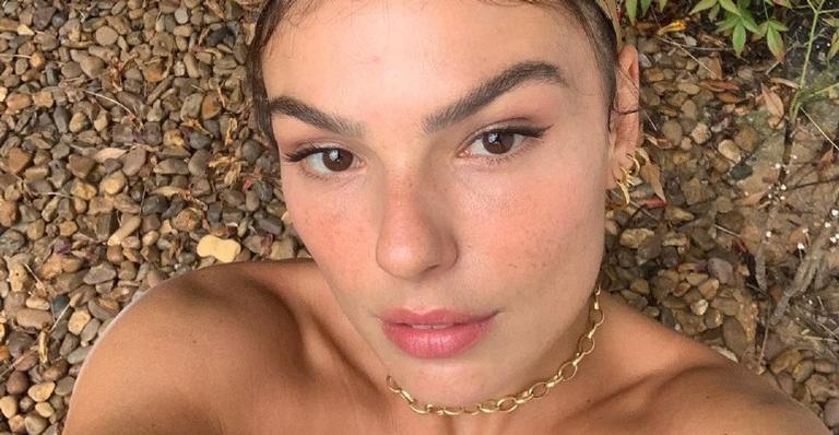 De quarentena, Isis Valverde lamenta estar com saudades da família: ”Tanto amor em uma só foto”