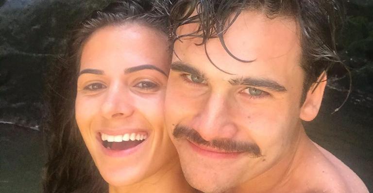 Nicolas Prattes posta clique da namorada de biquíni e seguidores criticam: ”Sem necessidade”
