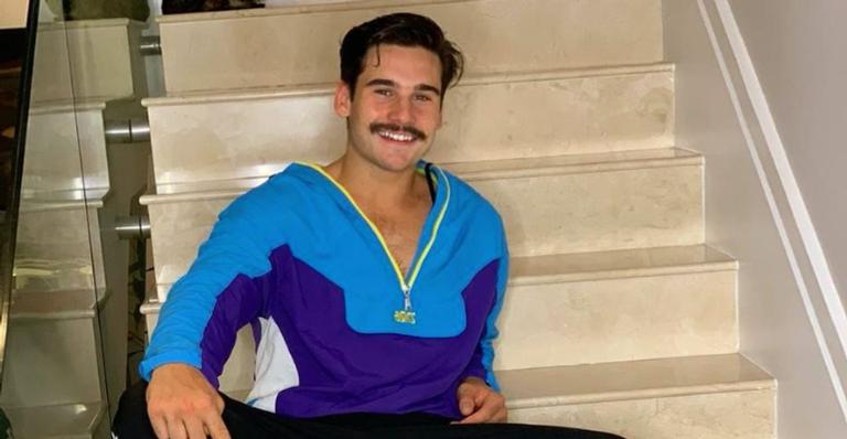 Nicolas Prattes encanta seguidores com clique fofo de seu gatinho dormindo