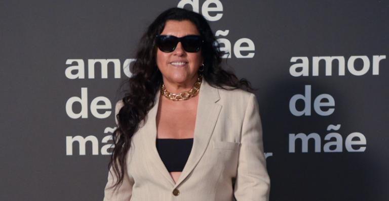Regina Casé relembra clique em set de filmagem ao lado da família