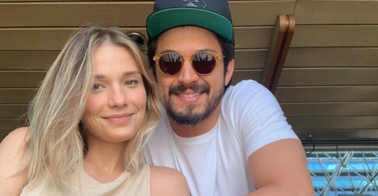Romulo Estrela mostra corte de cabelo que fez com ajuda da esposa: ”Achei que mandou muito bem!”