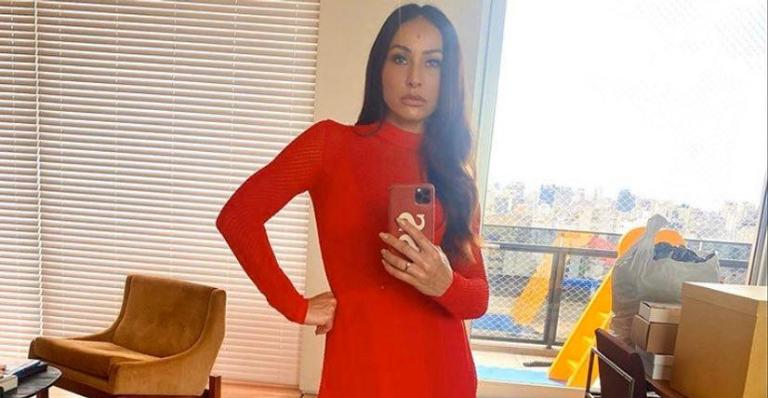 Sabrina Sato abre álbum de fotos no espelho de casa de momentos de trabalho e lazer