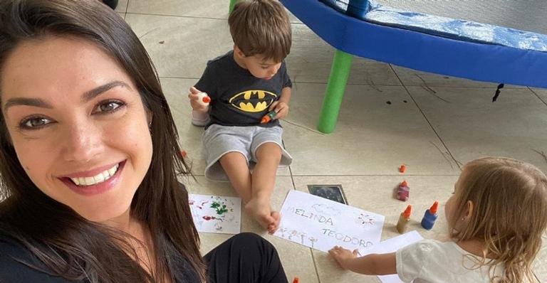 ”Manhãs ‘caoticamentes’ deliciosas”, diz Thais Fersoza sobre bagunça dos filhos, Melinda e Teodoro