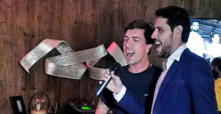 Thiago Arancam faz reflexão sobre sua voz e estilo: ”Fio condutor do drama”