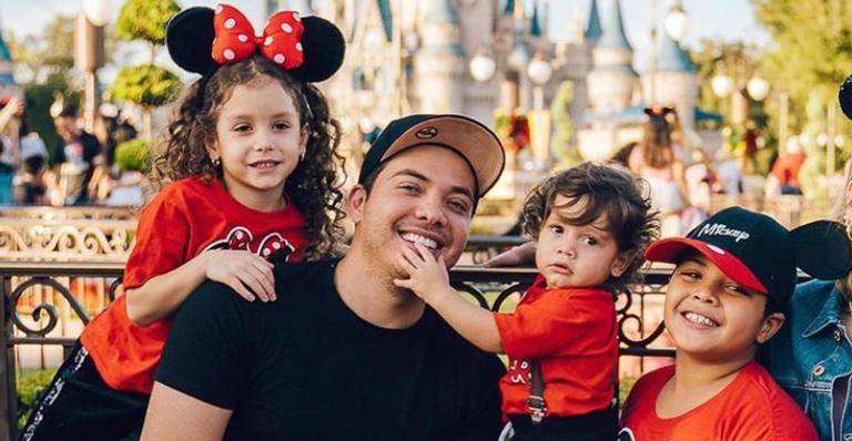 Wesley Safadão posa ao lado dos três filhos e se declara: ”Muito amor”